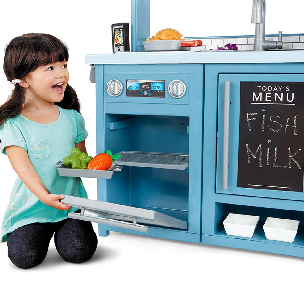 Kids can pretend to bake their food in the interactive oven with a working door and clicking knobs